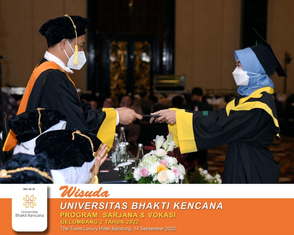 Foto Wisuda Universitas Bhakti Kencana Program Sarjana Dan Vokasi 